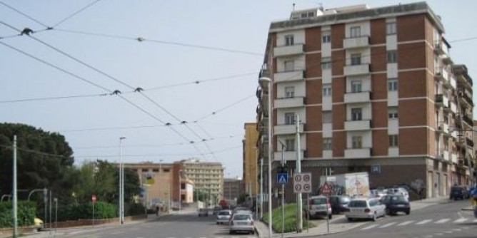 Con lauto contro un cartellone pubblicitario 