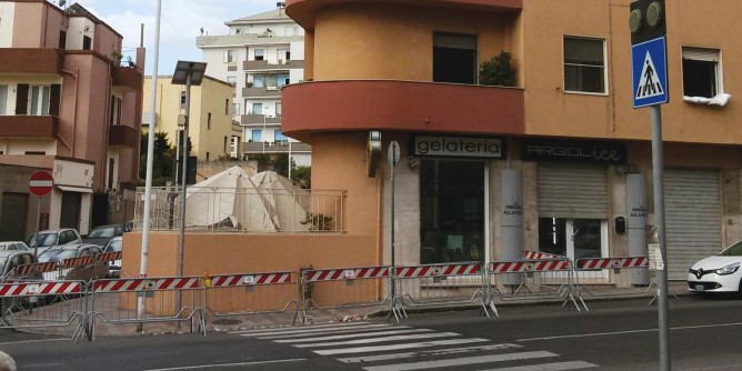 Condomini pagano transenne sotto casa: basta