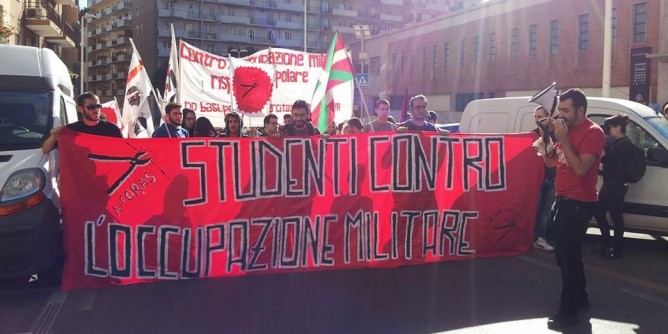 Cagliari: gli studenti scendono in piazza contro le basi militari
