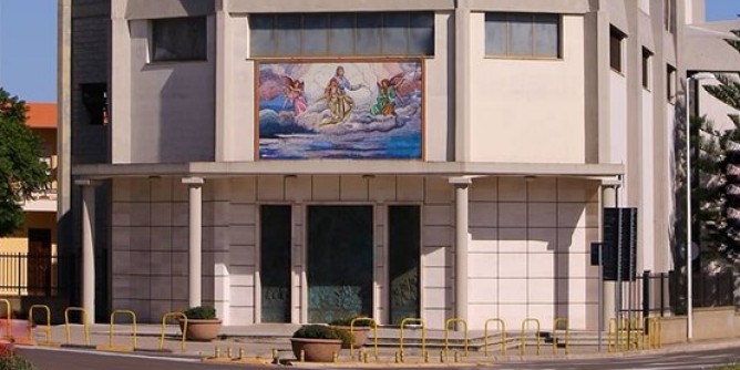 Mazzata Tari, sindaco in chiesa: parroco si appella ai fedeli