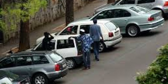 Bloccata in auto da <i>parcheggiatore</i> abusivo