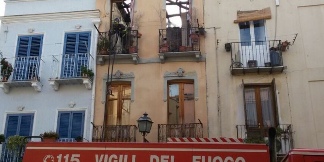 Crolla soffitto di un palazzo. Evacuate famiglie a Cagliari