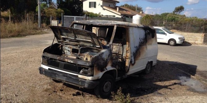 Porto Torres: furgone incendiato in zona Rosario