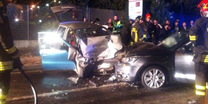 Cagliari, scontro frontale nella notte: gravi quattro ragazzi