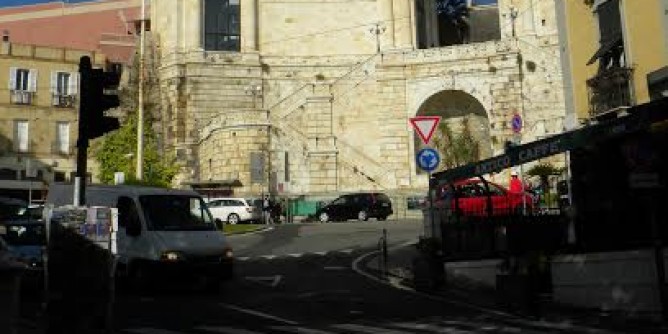 Piazza Costituzione: difficolt per pedoni e auto
