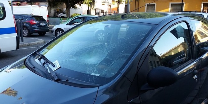 Incidente a Pirri: donna finisce sul parabrezza | Foto