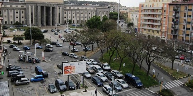 34enne con figlia impazzisce in Piazza Repubblica