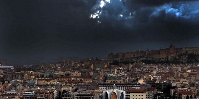 Meteo: allarme <i>arancione</i> in metà Isola