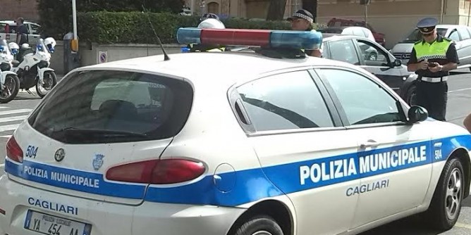 Smart investe e scappa: trovato l´autista