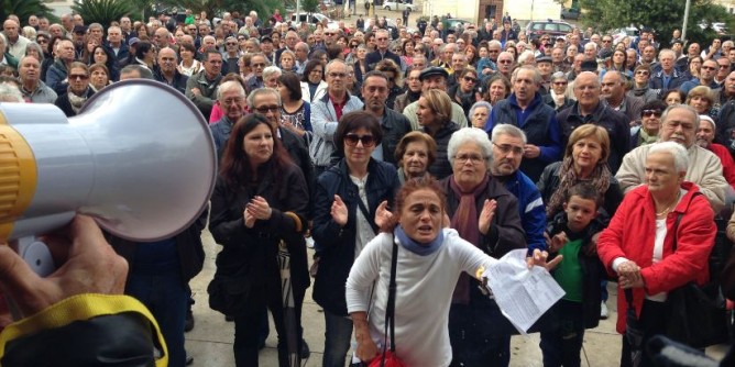 Porto Torres: Pi di trecento in piazza contro Abbanoa