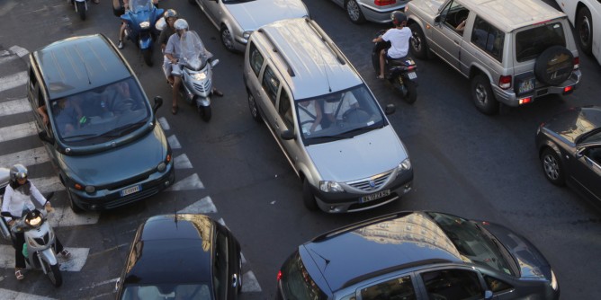 Cagliari, via Roma nel caos: traffico in tilt
