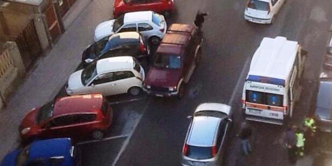 Marito pedinato colpisce la moglie | Foto