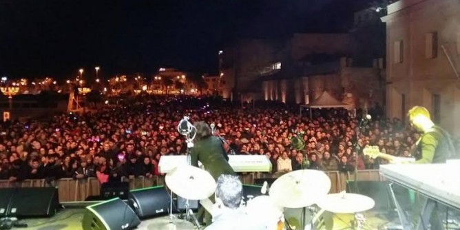 Donna Sanna accende il Poco Loco di Alghero