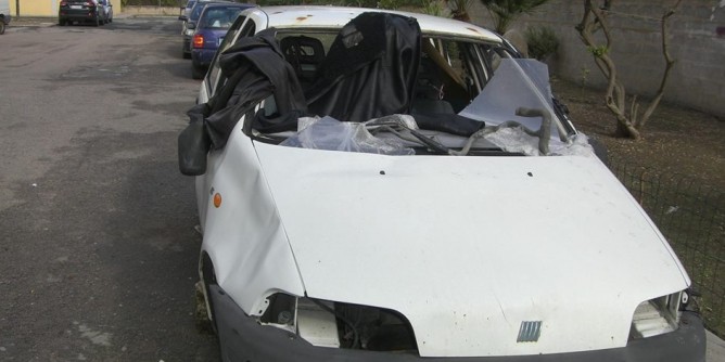 Carcasse dauto e tombini intasati, abbandono in via Leoncavallo