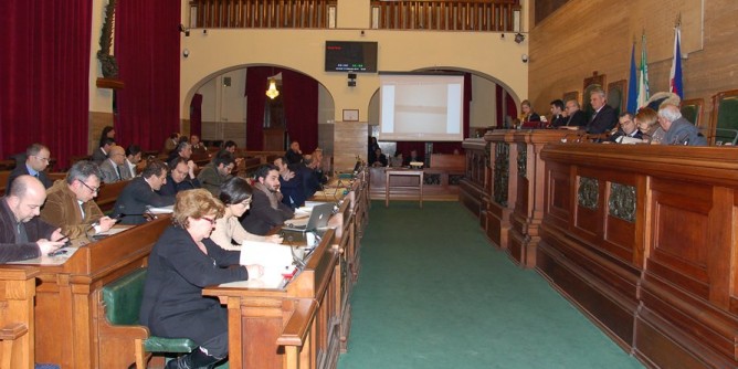 Flash mob di protesta: <i>mascherine</i> in Consiglio comunale