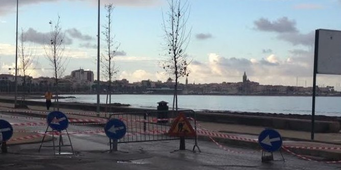 Lido off limits per voragine, ruote spaccate a tre auto