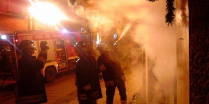 Incendio nella notte in una ditta nautica a Cagliari