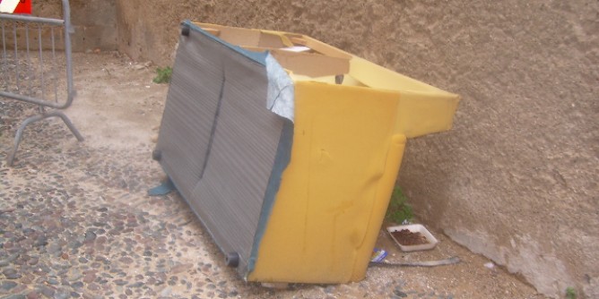 Incivili ad Alghero col divano in Cattedrale| Foto