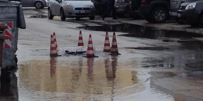 Acqua dal tombino: <i>lago</i> in via Mazzini | Foto