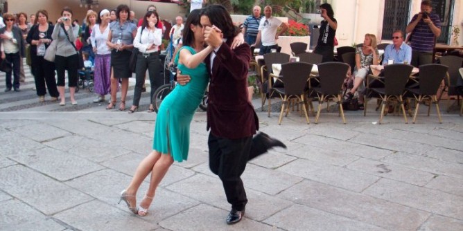 Si balla il tango nelle vie del centro storico