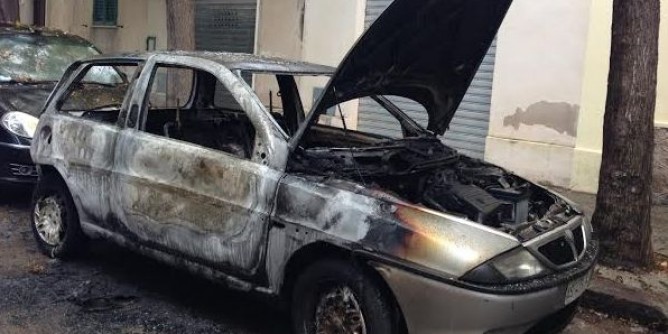 A fuoco l´auto di una dipendente comunale