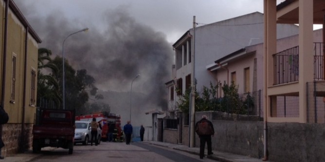 Attimi di paura ad Ossi, vasto rogo in un'officina di infissi: indagini