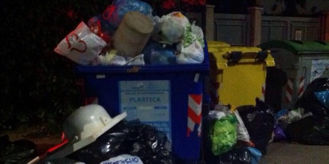 Poetto, casa bloccata dai rifiuti: Basta, spostate i cassonetti