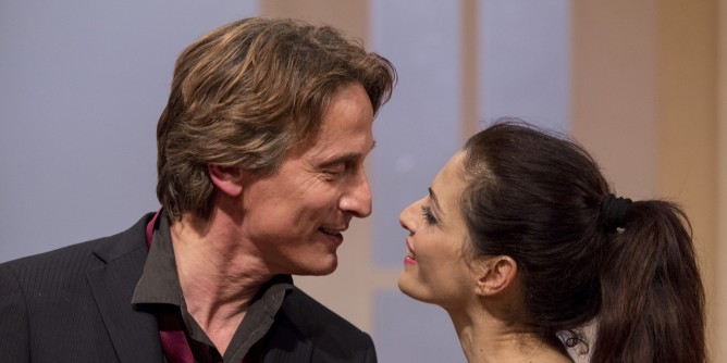 L’ironia di <i>Ospiti</i> debutta a Palau