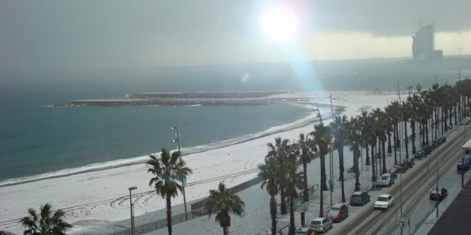 Barcellona si  svegliata sotto la neve | Foto