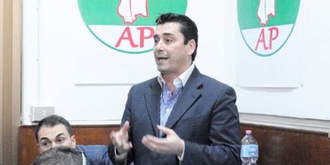 <i>Enrico Piras chieda scusa al gruppo locale Ap</i>