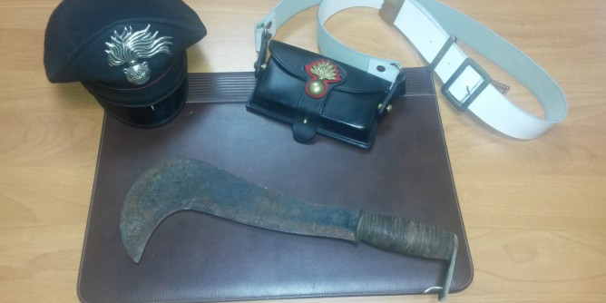 Lancia una roncola contro i passanti: 19enne in manette