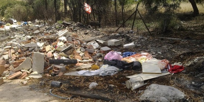 Tassa dei rifiuti record a Cagliari:  colpa della <i>discarica selvaggia</i>