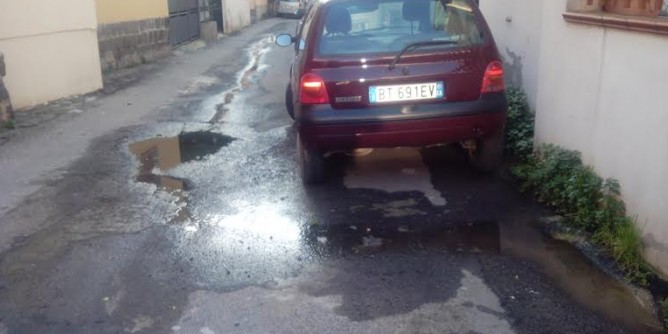 Grossa perdita in via Lagrange a Cagliari: Abbanoa spreca acqua