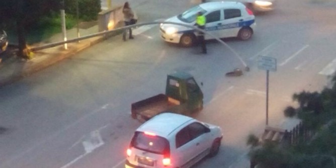 Palo elettrico <i>atterra</i> in via Don Minzoni | Foto