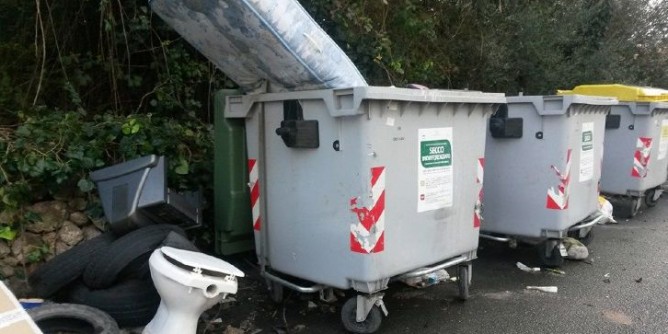 <i>Trionfo</i> di rifiuti in via Milano a Sassari | Foto