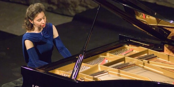 La straordinaria pianista Hewitt al Teatro di Sassari