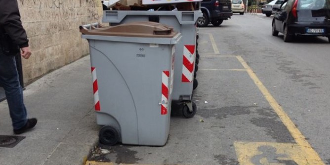 Stallo dei disabili occupato dai cassonetti per rifiuti: che schifo