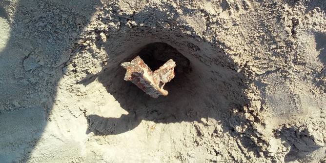 Palo arrugginito nella spiaggia di Rafel| Foto