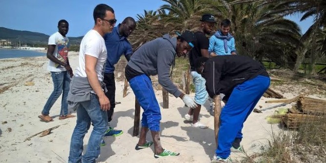Migranti e residenti ripuliscono la costa algherese
