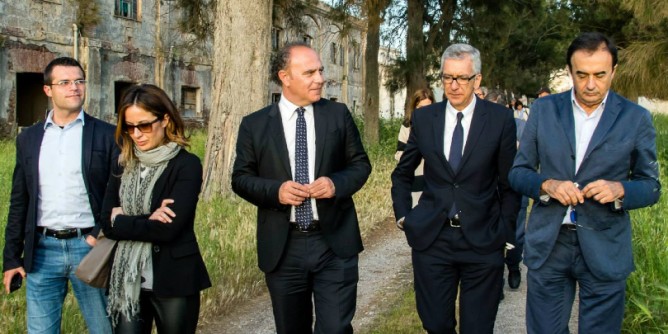 Passerella imbarazzante per Pigliaru