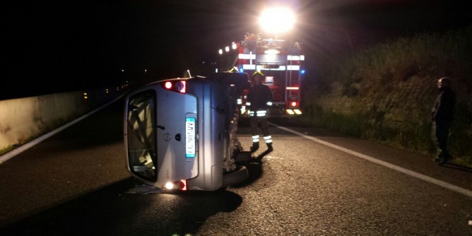 Auto fuori strada, muore una 13enne
