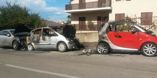 Scia di fuoco a Sassari: tre auto in una notte | Foto
