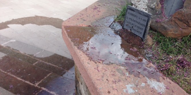 Si rompe il tubo, acqua in piazza Piras | Foto