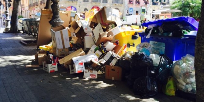 <i>Scoppiano</i> i cassonetti di Piazza Yenne| Foto