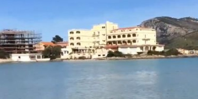 Palazzo in spiaggia a Golfo Aranci. La denuncia degli ambientalisti