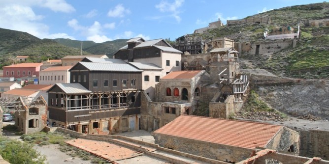 L´Argentiera <i>scatena</i> l´Aula. 5 Stelle: «borgata dimenticata»