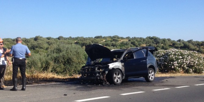 A fuoco l'auto: famiglia in panico | Foto