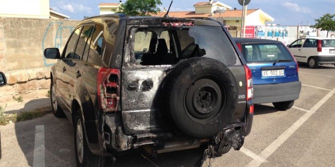 Porto Torres: due macchine in fiamme nella notte