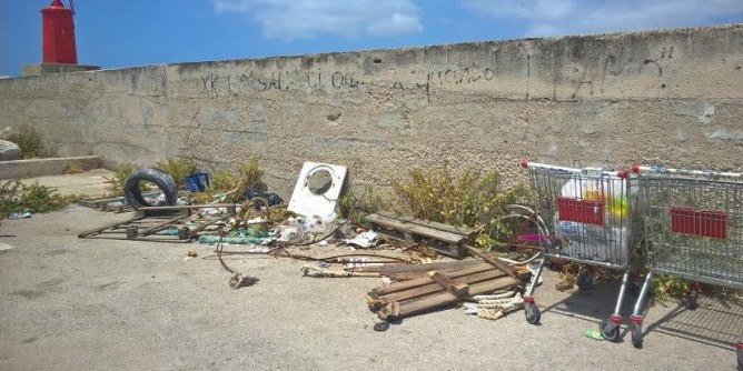 <i>Cartoline</i> dal Porto: discarica in banchina | Foto