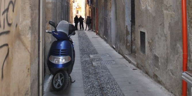 Calci, pugni e sputi tra baby a Sassari